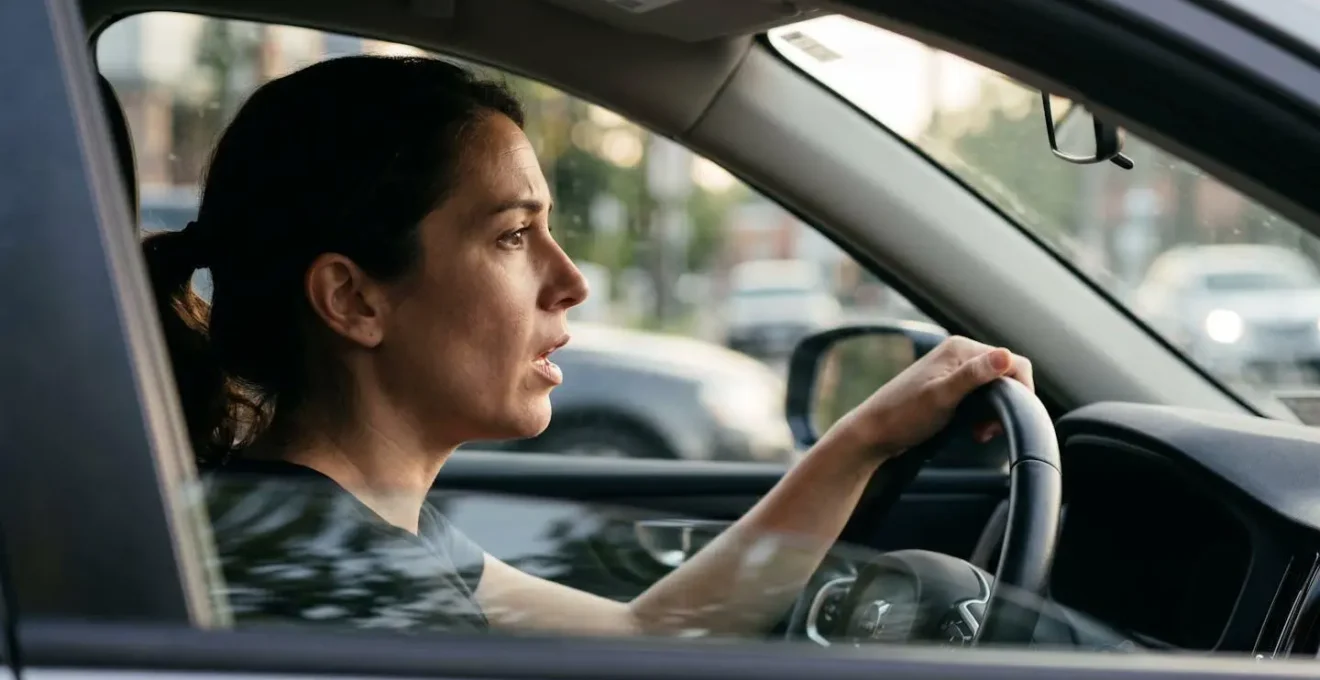 Conducteur utilisant les commandes vocales au volant en toute sécurité