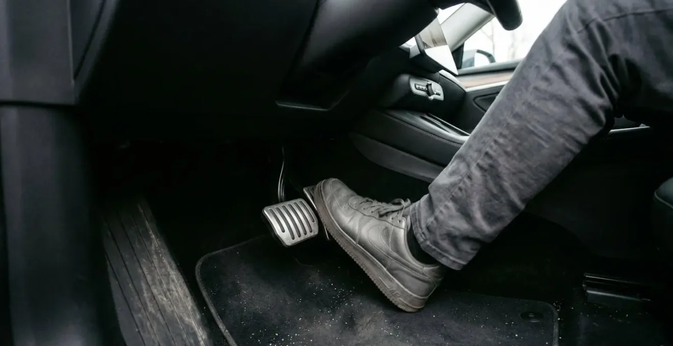 Vue intérieure montrant un pied sur pédale de frein avec effet de vibration ABS