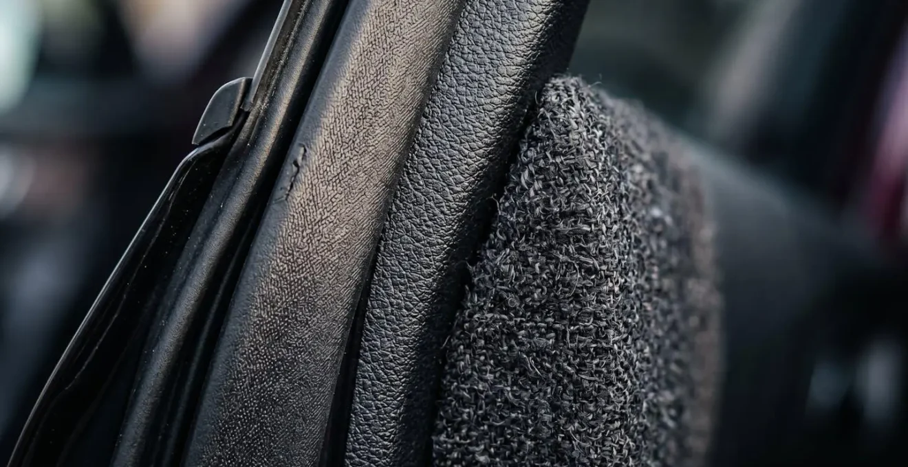 Intérieur de voiture avec matériaux d'isolation acoustique visibles