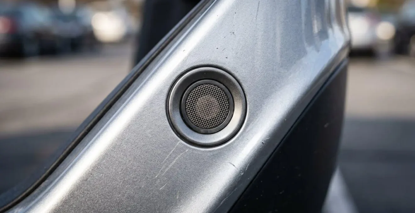 Détail macro des capteurs ultrason intégrés dans pare-chocs avec ondes sonores suggérées visuellement