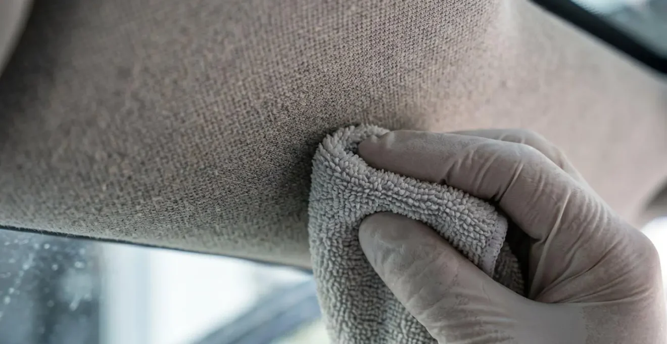Nettoyage délicat du ciel de toit automobile par tamponnage avec microfibre